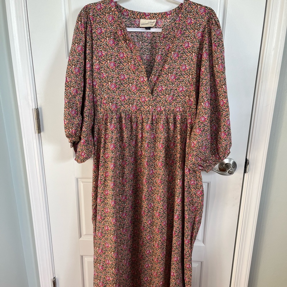 Universal Thread: Size L Maxi Dress, effortlessly chic and versatile.
